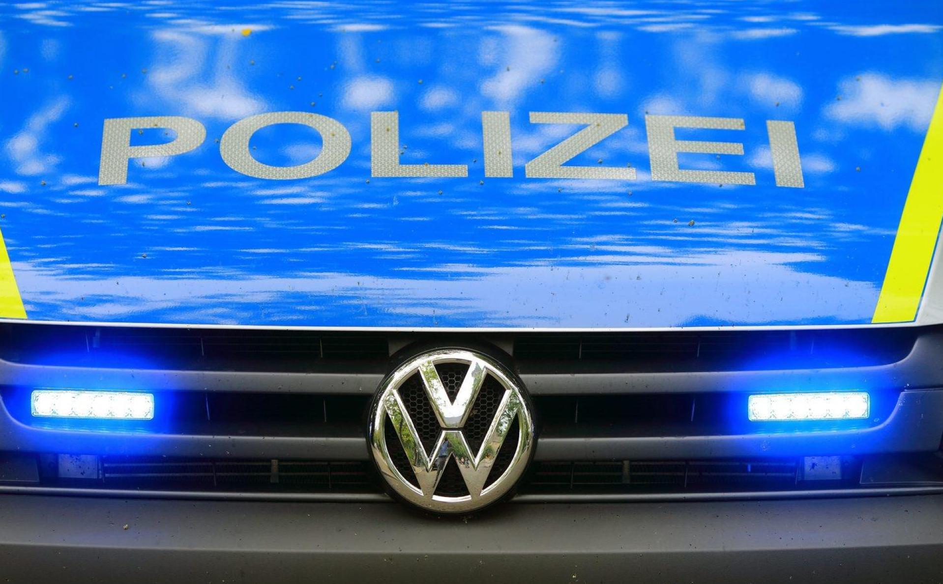 Ein 32-jähriger Autofahrer fällt auf der A 93 durch riskante Überholmanöver auf. Die Polizei stellt fest, dass er Drogen konsumiert hat.  (Symbolbild: Jens Wolf)