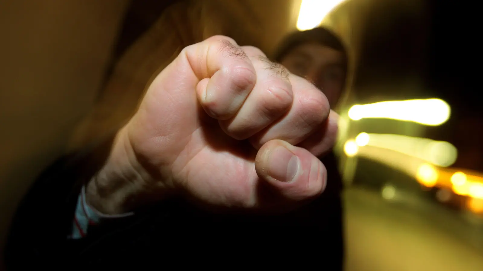 Ein Unbekannter hat in Weiden einen 19-Jährigen mit der Faust uns Gesicht geschlagen. (Symbolbild: Karl-Josef Hildenbrand/dpa)