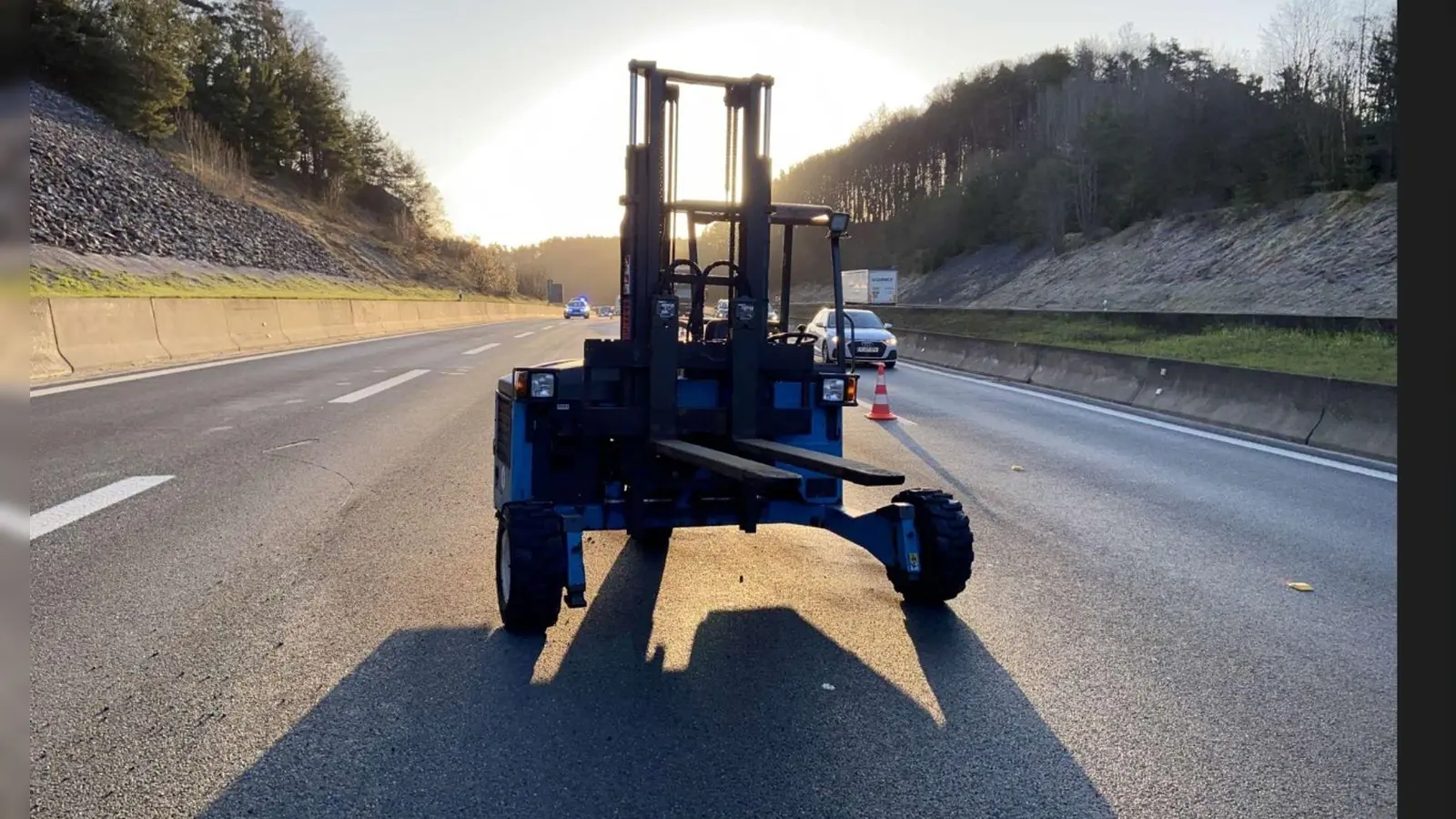 Der Gabelstapler stand mitten auf der Autobahn 9 in Oberfranken.  (Bild: -/VPI Bayreuth/dpa)