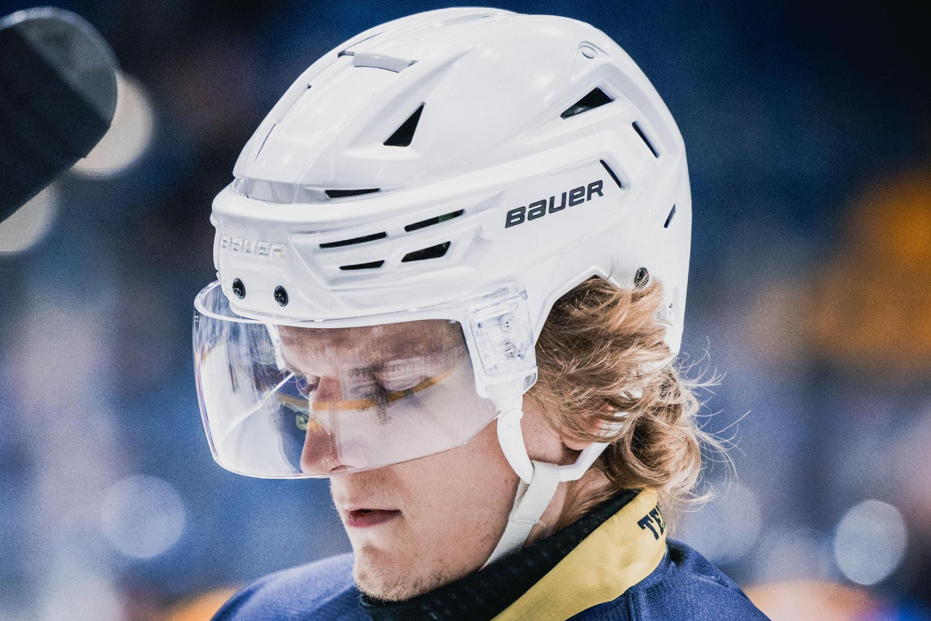 Neal Samanski von den Blue Devils Weiden wird nach einem Kniecheck in der Partie gegen die Lausitzer Füchse für ein Spiel gesperrt.  (Bild: Tobias Neubert)