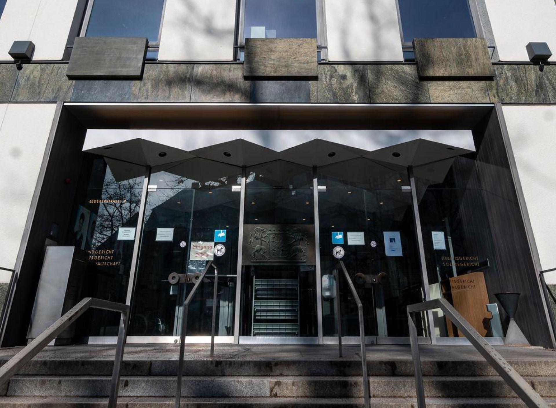 Auf einer Online-Plattform bot ein Mann aus dem Landkreis Tirschenreuth seine Frau zum Sex an. Jetzt verurteilte das Amtsgericht Weiden das Paar wegen illegaler Prostitution zu einer Geldstrafe.  (Archivbild: Armin Weigel/dpa)