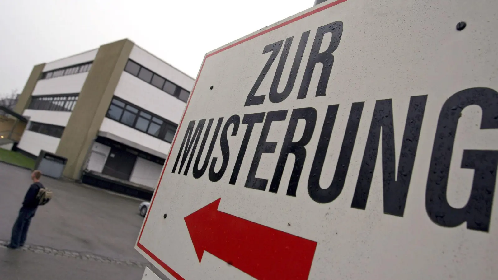 Das Thema Musterung könnte bald wieder zum Leben junger Männer dazugehören. (Symbolfoto) (Bild: Karl-Josef Hildenbrand/dpa)