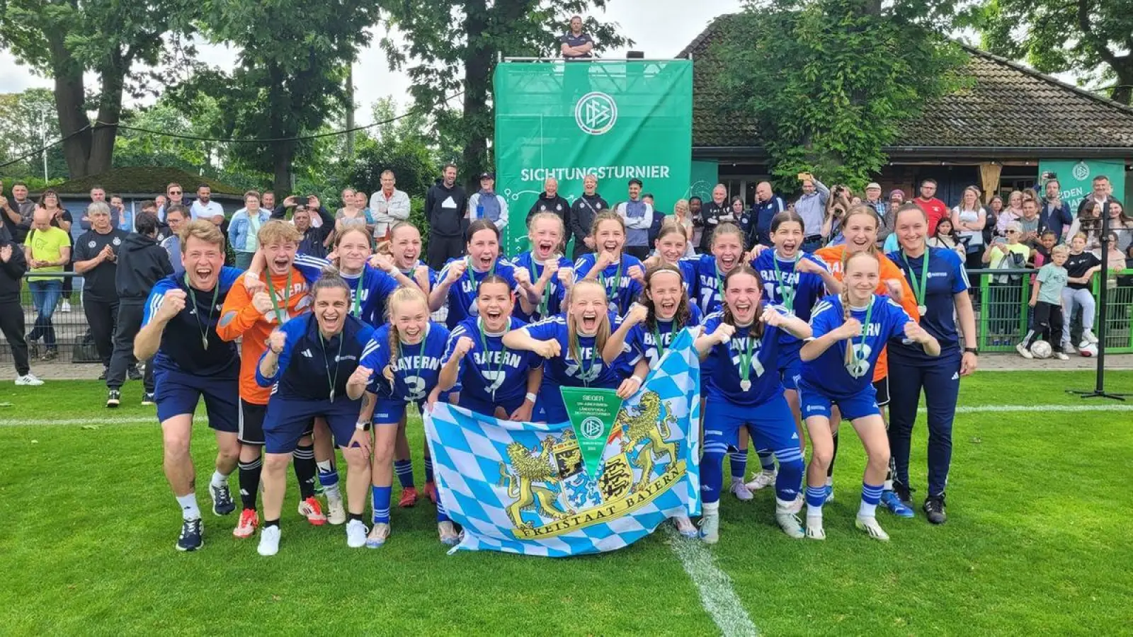 Anna Fischer (hintere Reihe, fünfte von links) feierte gemeinsam mit der U14-Bayernauswahl den Titel beim DFB-Länderpokal.  (Bild: Bayerischer Fußballverbands)