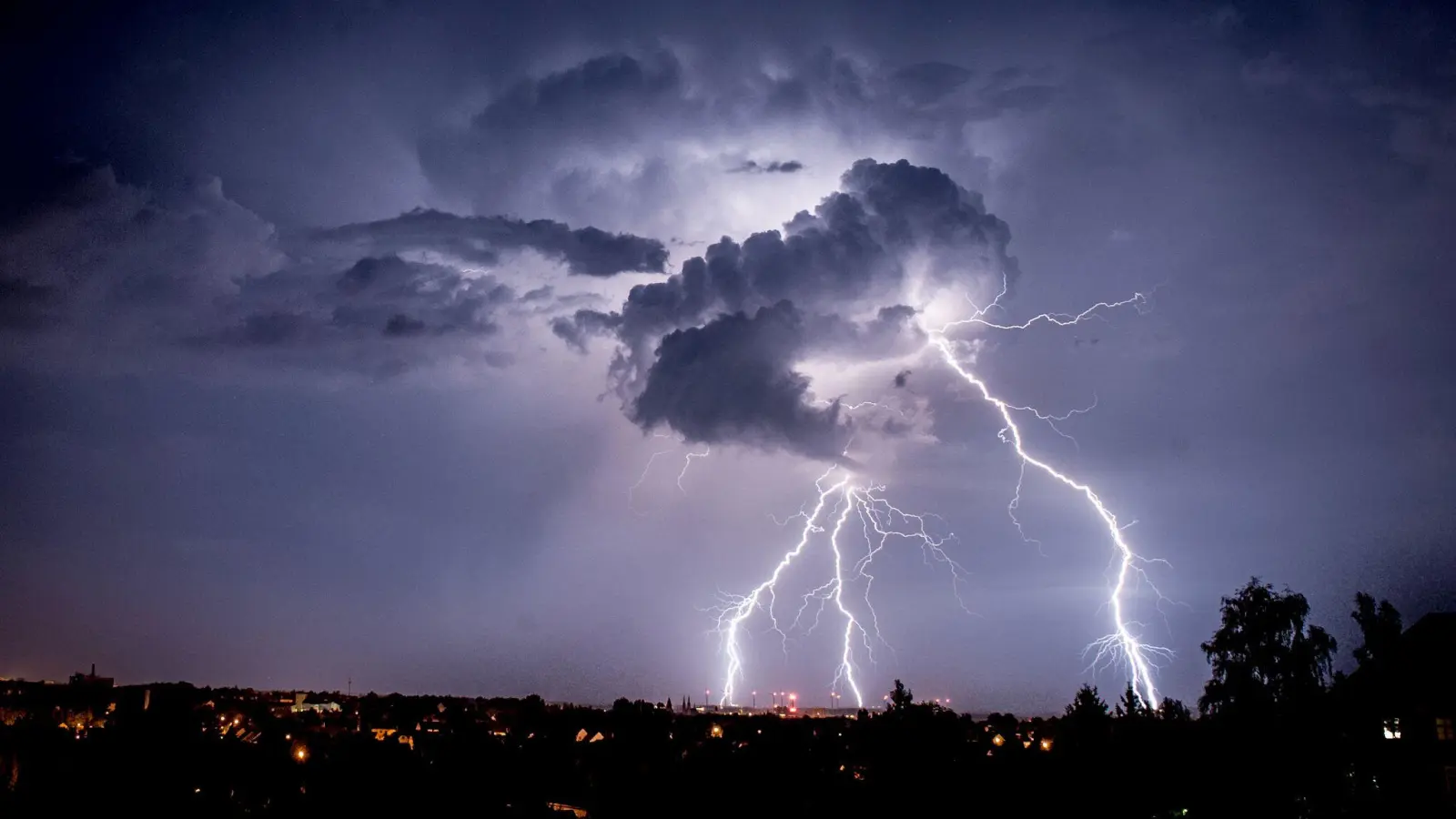 Der Wetterdienst warnt in weiten Teilen der Oberpfalz vor möglichen schweren Gewittern. (Symbolbild: Florian Gaertner/dpa-Zentralbild/dpa-tmn)