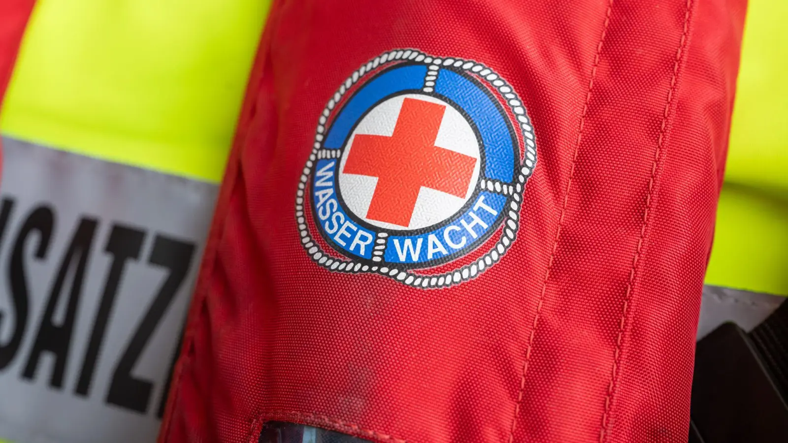 Zwei Tage nach dem Sturz fanden die Einsatzkräfte die Leiche des vermissten Mannes. (Symbolbild: Peter Kneffel/dpa)