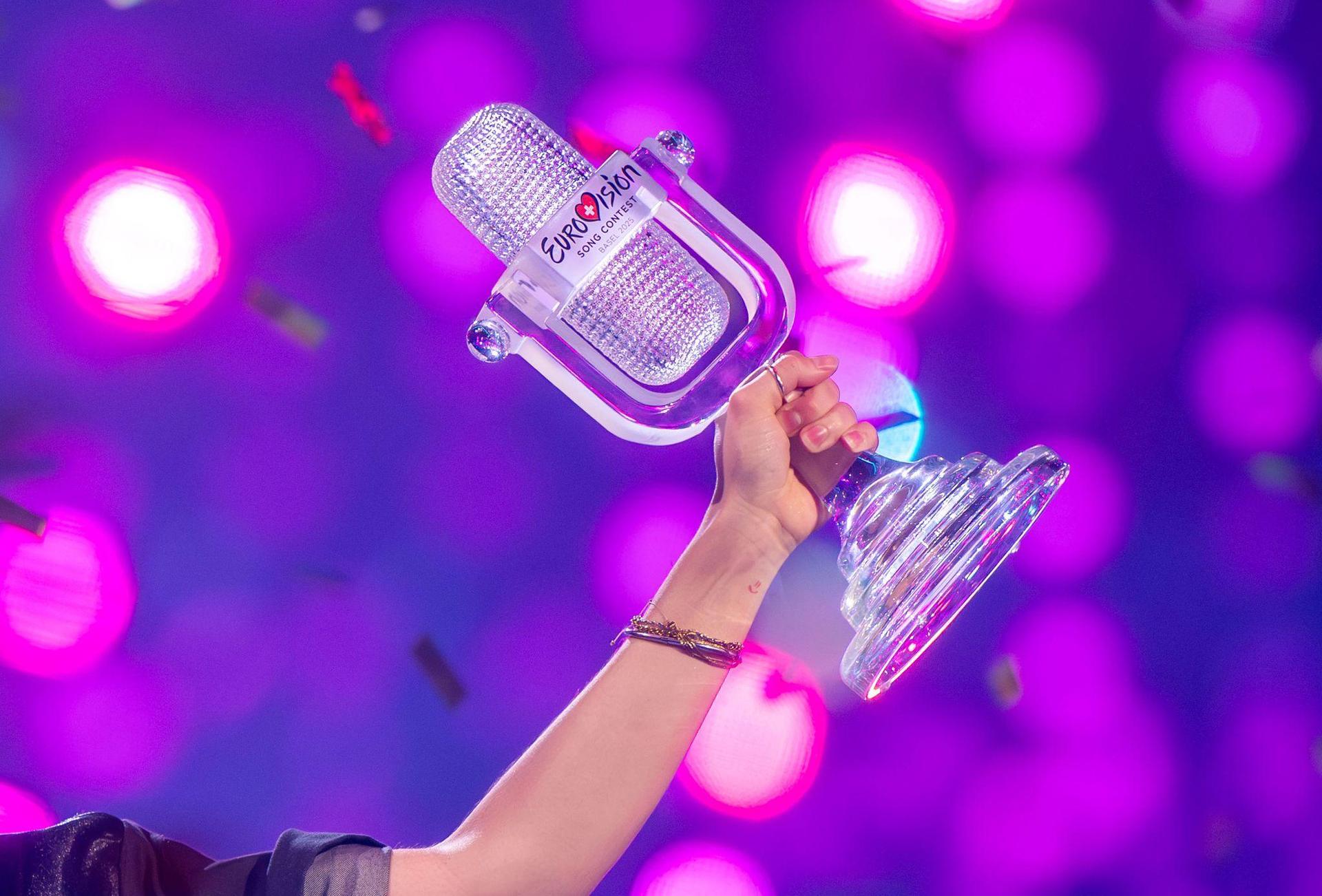 Um diese Trophäe geht es - und den ESC-Sieg in Wien. (Bild: Jens Büttner/dpa)