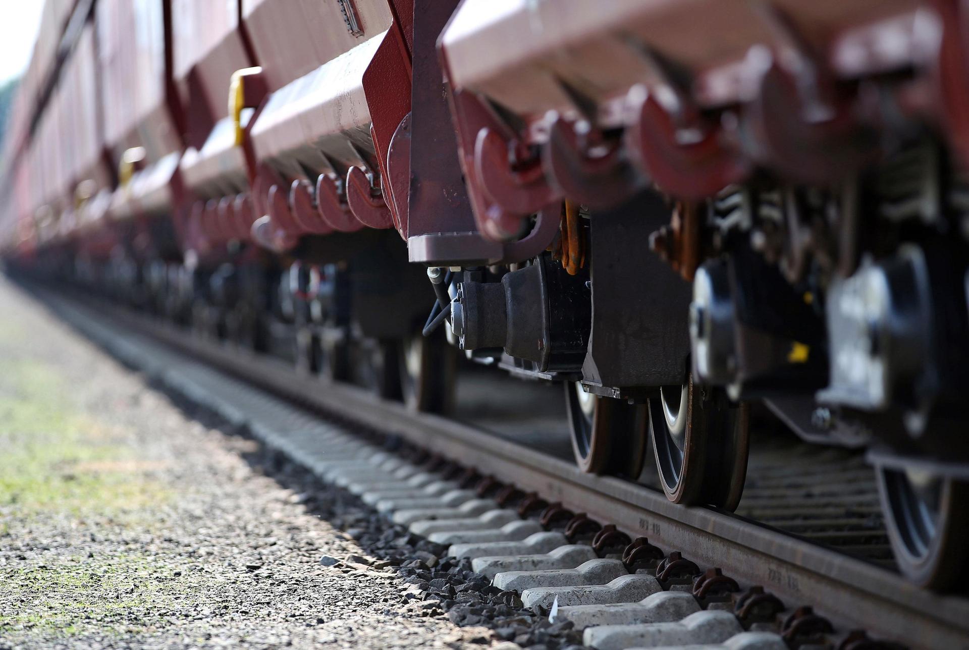 Ein defekter Bremsschuh brachte die acht Wagons in Neutraubling ins Rollen.  (Symbolbild: Oliver Berg)