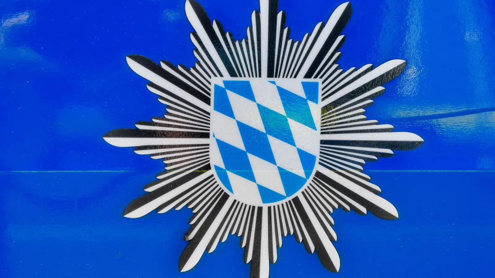 Auf dem Parkplatz eines Supermarkts an der Mitterteicher Straße in Tirschenreuth ist ein VW T-Roc hinten links angefahren worden. Die Polizei bittet um Hinweise. (Symbolbild: Petra Hartl)