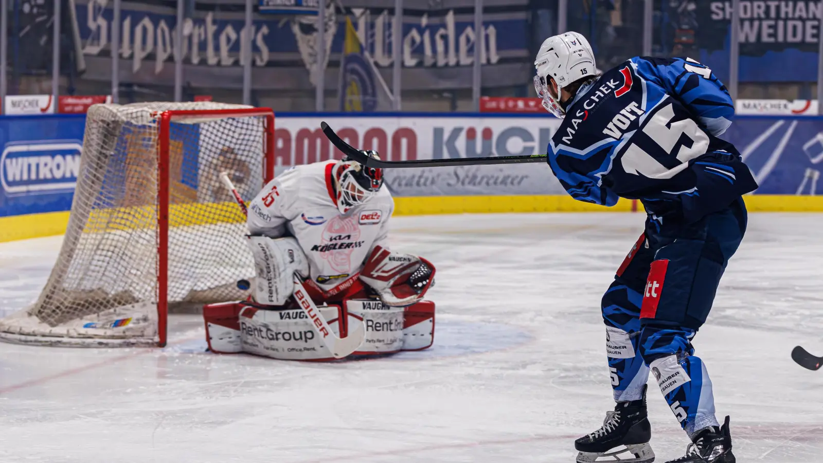Weidens Fabian Voit erzielt in dieser Szene den Treffer zum zwischenzeitlichen 1:1-Ausgleich – durch die Beine von Bad Nauheims Keeper Gerald „Jerry” Kuhn.  (Bild: Werner Moller)