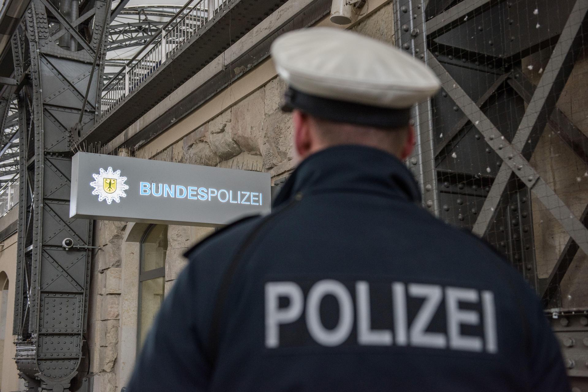 Beamte der Bundespolizei nahmen eine 56-Jährige fest. Sie soll eine 19-Jährige bedroht und festgehalten haben.  (Symbolbild: Bundespolizei)