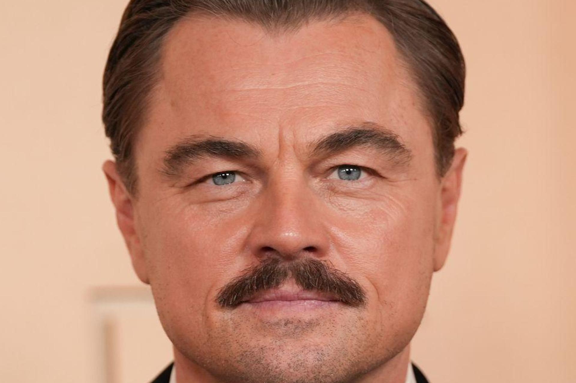 Leonardo DiCaprio mit Schnauzer bei den Oscars 2026 - das sorgte für Gesprächsstoff. (Archivbild) (Bild: Gregory Bull/Invision/AP/dpa)