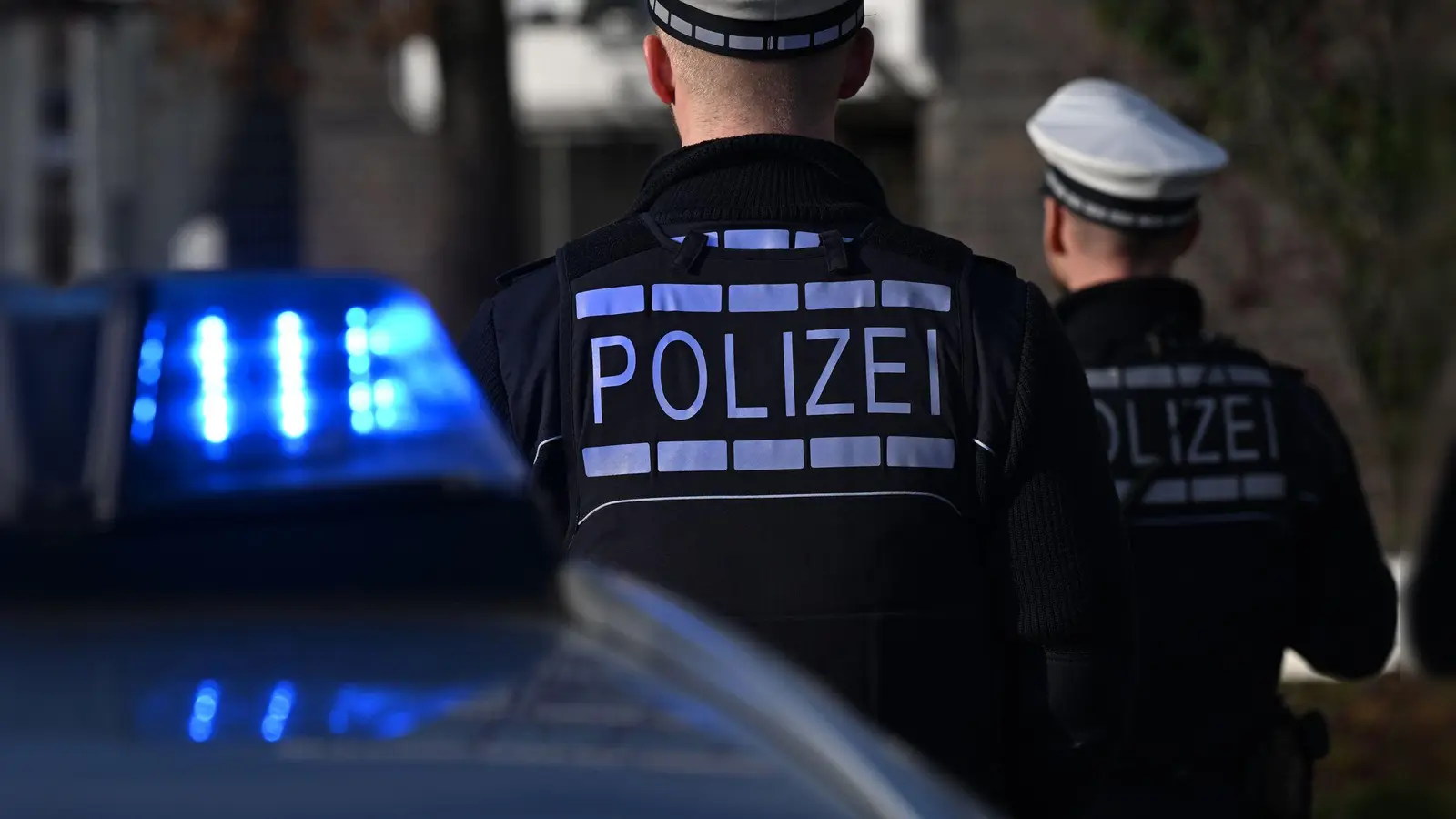 In Neuhaus kontrolliert die Polizei einen Autofahrer, der zu viel getrunken hatte. (Archivbild: Bernd Weißbrod/dpa)