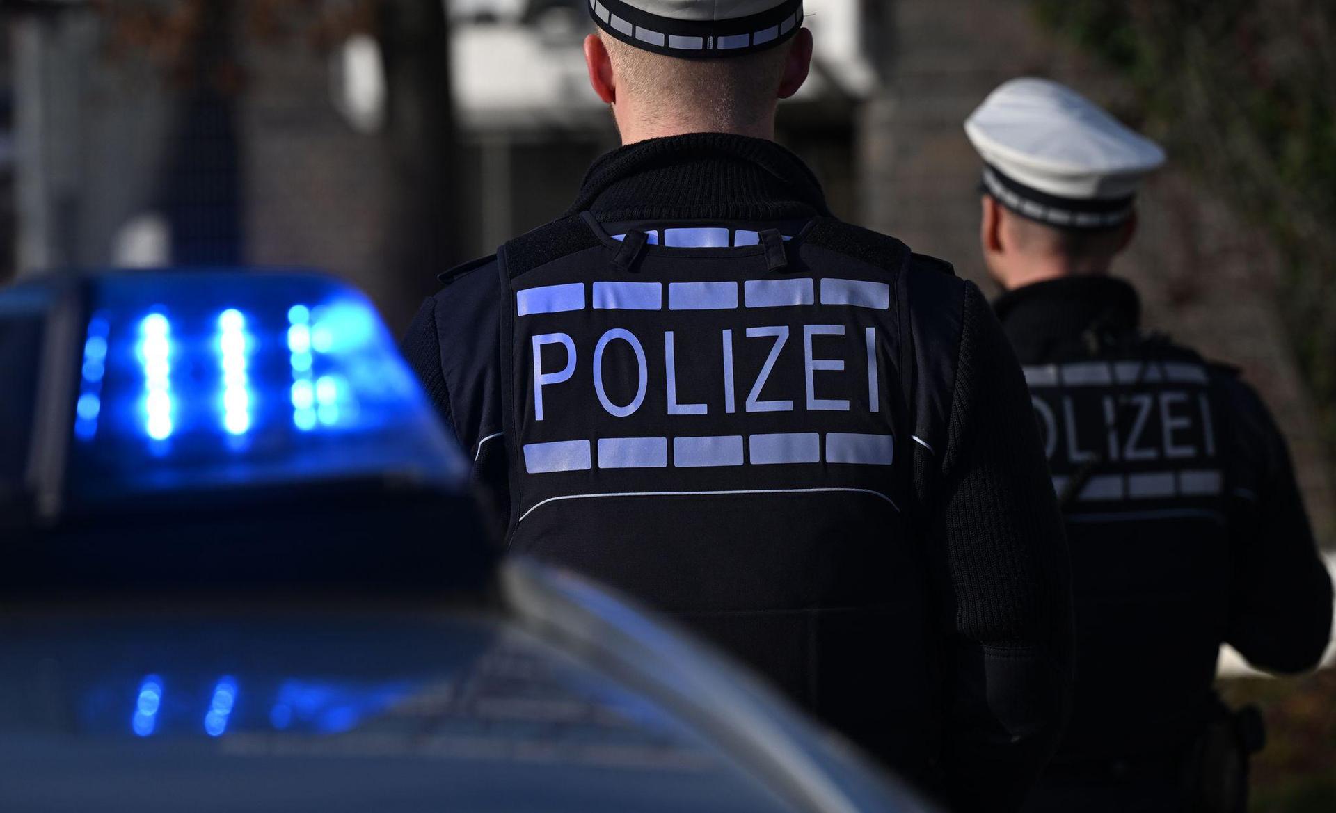 In Neuhaus kontrolliert die Polizei einen Autofahrer, der zu viel getrunken hatte. (Archivbild: Bernd Weißbrod/dpa)