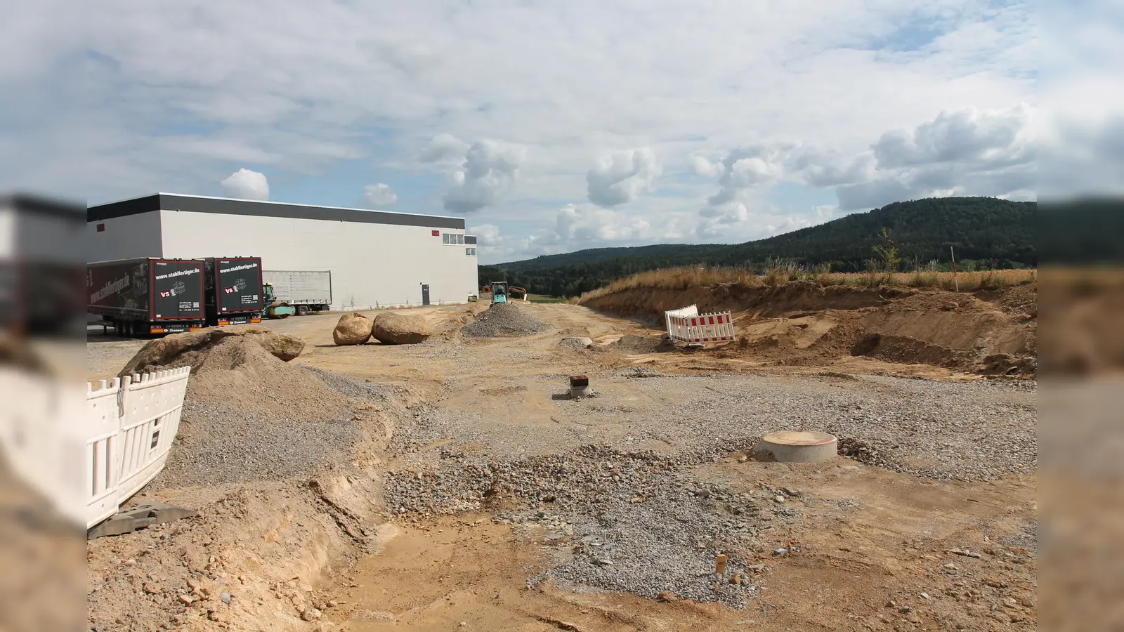 Die neue Straße verläuft, anders als aktuell, nicht durch das Werksgelände, sondern daran vorbei.  (Bild: Josef Pilfusek)