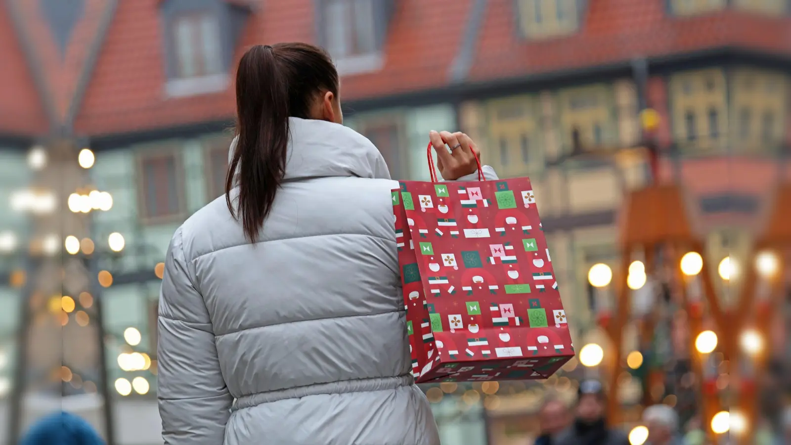 Die meisten Menschen geben laut Umfrage Geschenke zurück, die nicht gefallen. (Bild: Matthias Bein/dpa)