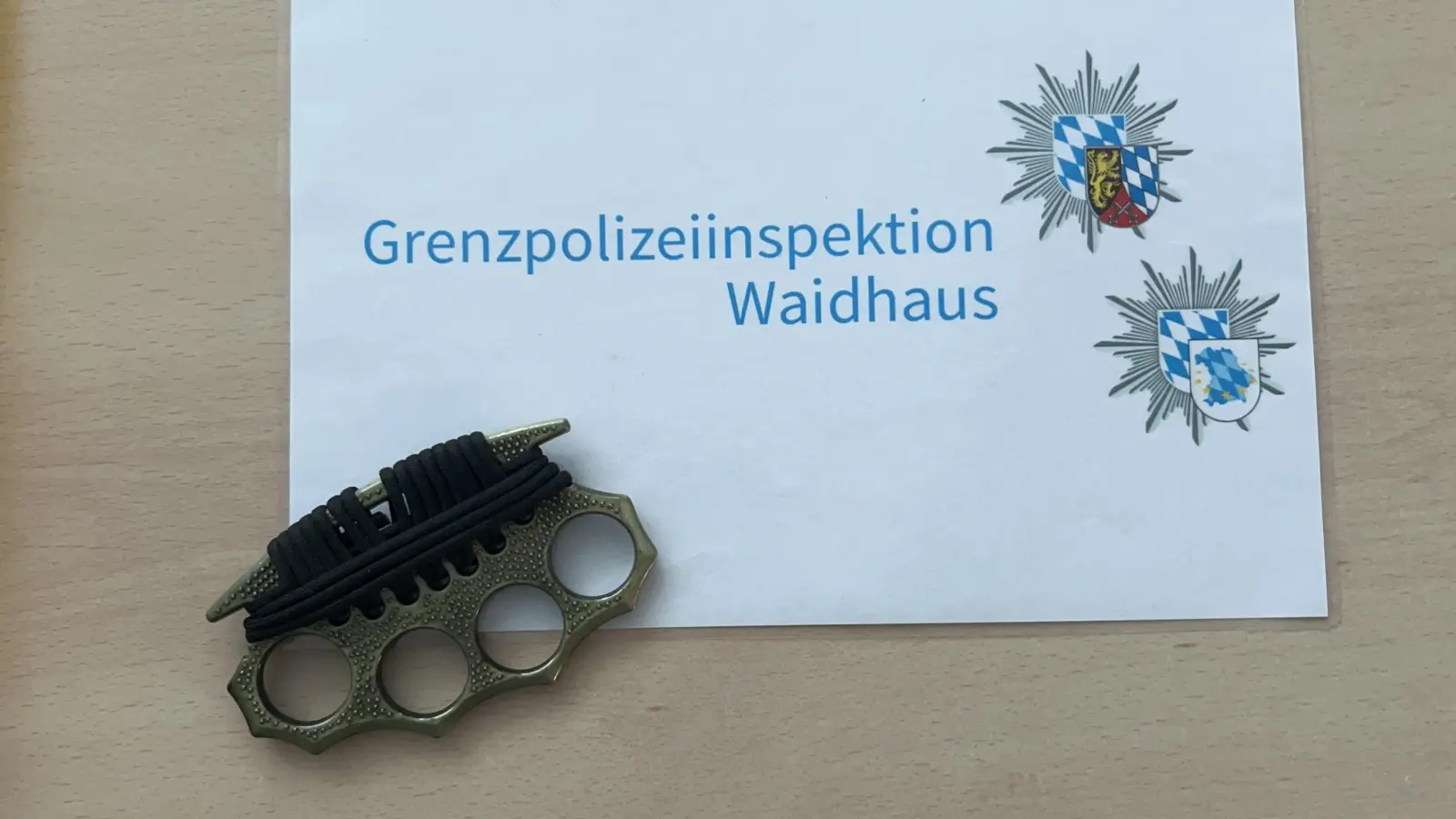 Diesen Schlagring haben Fahnder der Grenzpolizei bei einer Kontrolle gefunden. (Bild: Grenzpolizei Waidhaus)