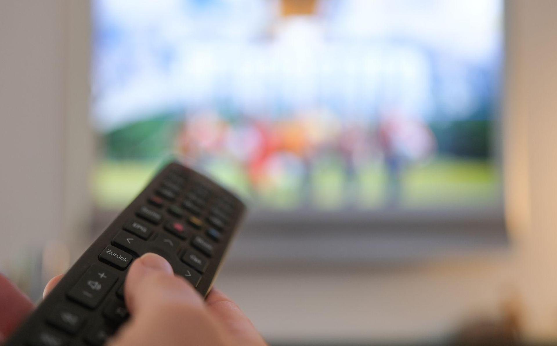 Die Polizei hat einen großen Fall von Betrug beim Pay-TV aufgedeckt. (Symbolbild: Bernd Weißbrod/dpa)