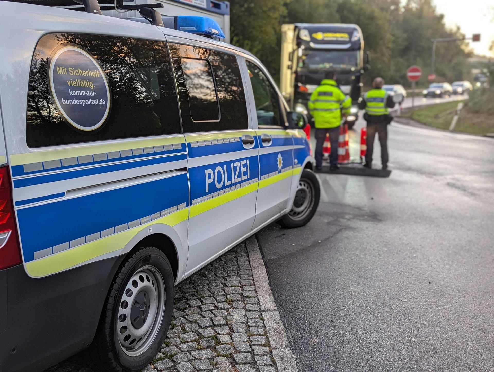 Bei Grenzkontrollen an der A6 vollstreckt die Bundespolizei Waidhaus drei Haftbefehle. Zwei Personen entgehen der Haft durch Zahlung, ein 20-Jähriger wird inhaftiert. (Bild: Bundespolizei)