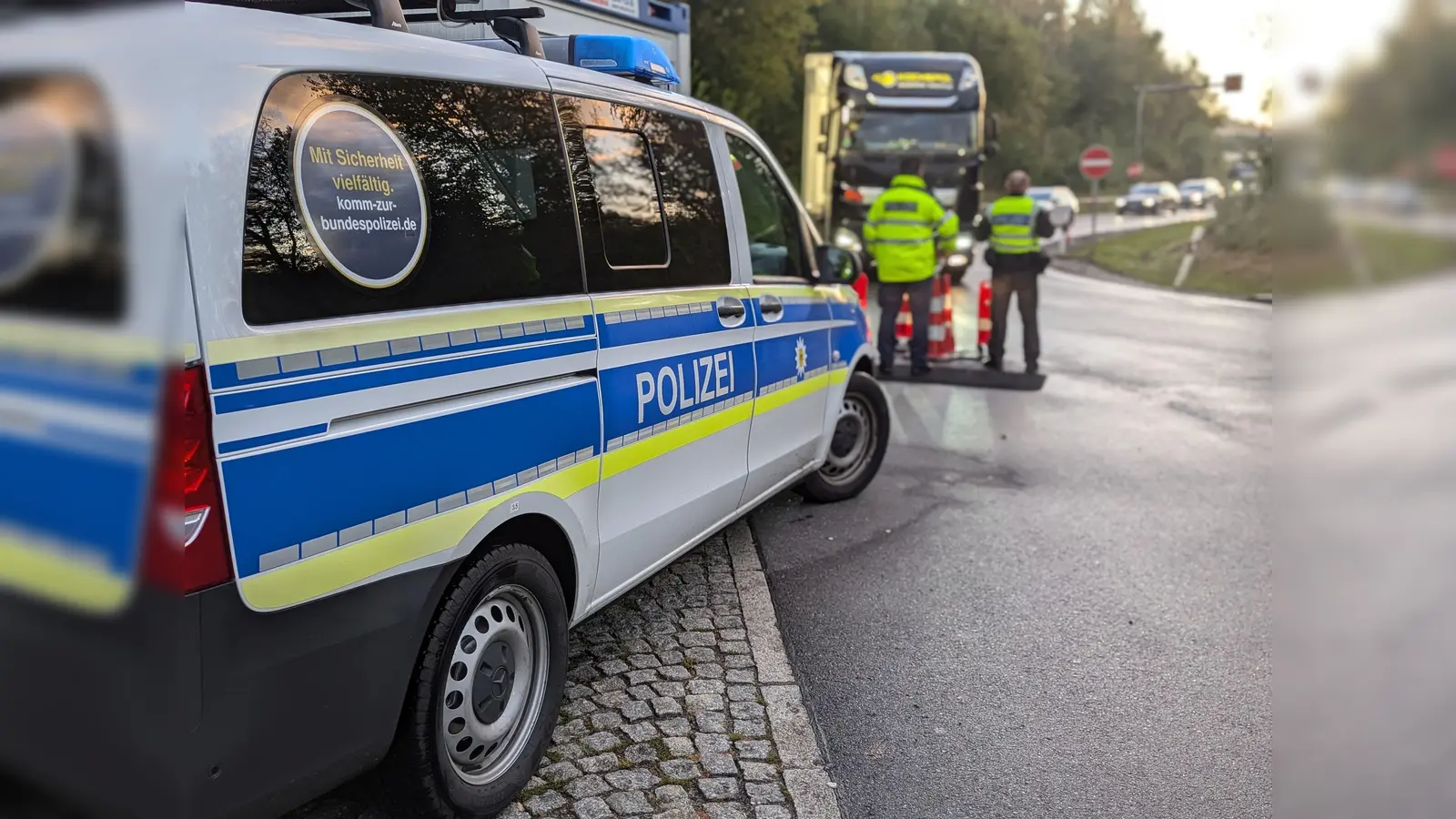 Bei Grenzkontrollen an der A6 vollstreckt die Bundespolizei Waidhaus drei Haftbefehle. Zwei Personen entgehen der Haft durch Zahlung, ein 20-Jähriger wird inhaftiert. (Bild: Bundespolizei)