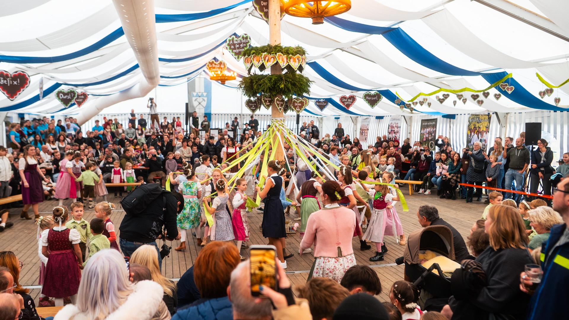 Auch am Sonntag habt ihr auf der Kirwa in Weiherhammer gefeiert. (Bild: Hannes Stock)
