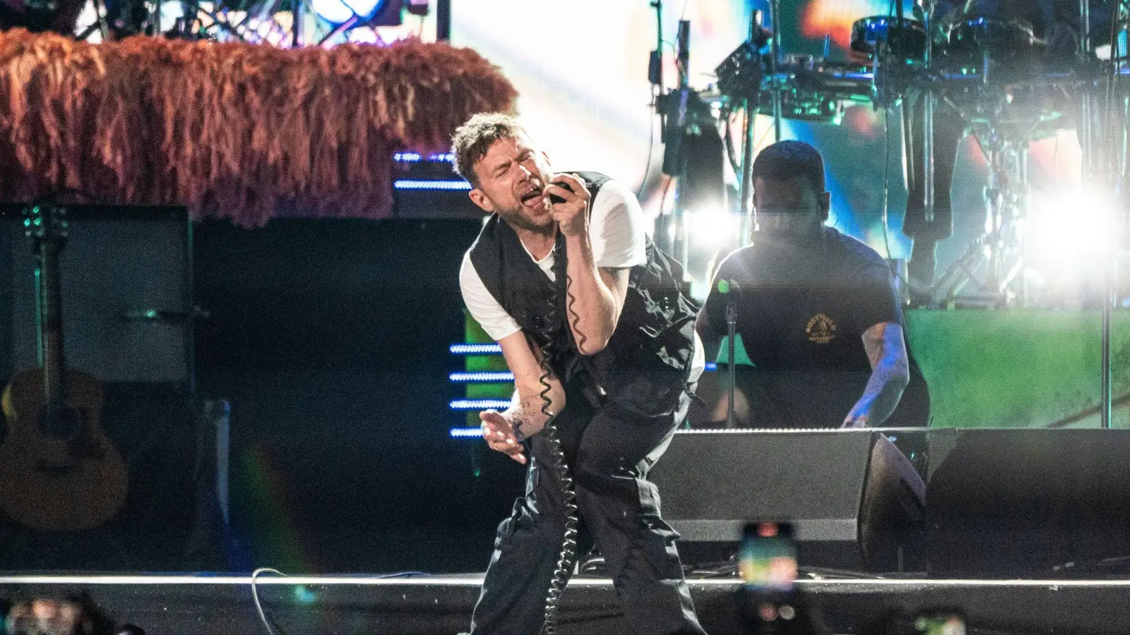 Hinter der Comic-Band Gorillaz verbergen sich der Blur-Sänger Damon Albarn und andere Künstler. (Archivbild) (Bild: Amy Harris/Invision/AP/dpa)