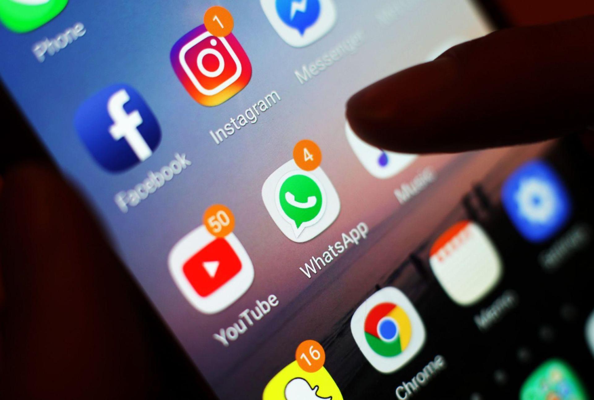 Soziale Netzwerke sind für sehr viele Menschen unentbehrlich - sie können aber auch schädlich sein. (Symbolbild) (Bild: Yui Mok/PA Wire/dpa)