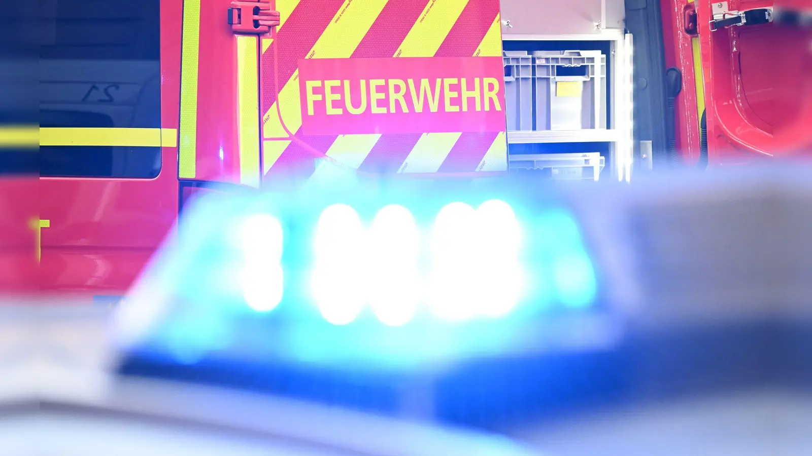 Noch bevor die Feuerwehr eintraf, war der Brand gelöscht. (Symbolbild) (Bild: Bernd Weißbrod/dpa)