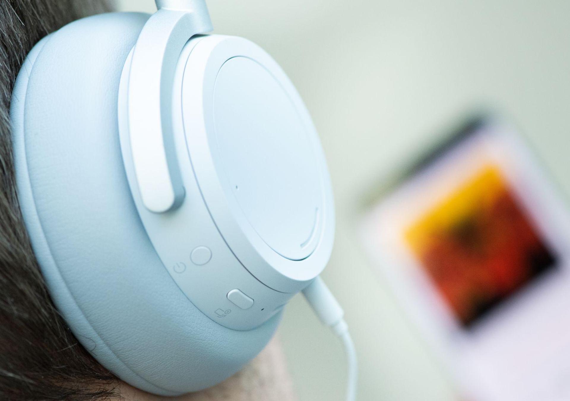 Musik-Streamingdienste werden zunehmend von KI-Songs geflutet. (Symbolbild) (Bild: Franziska Gabbert/dpa-tmn/dpa)