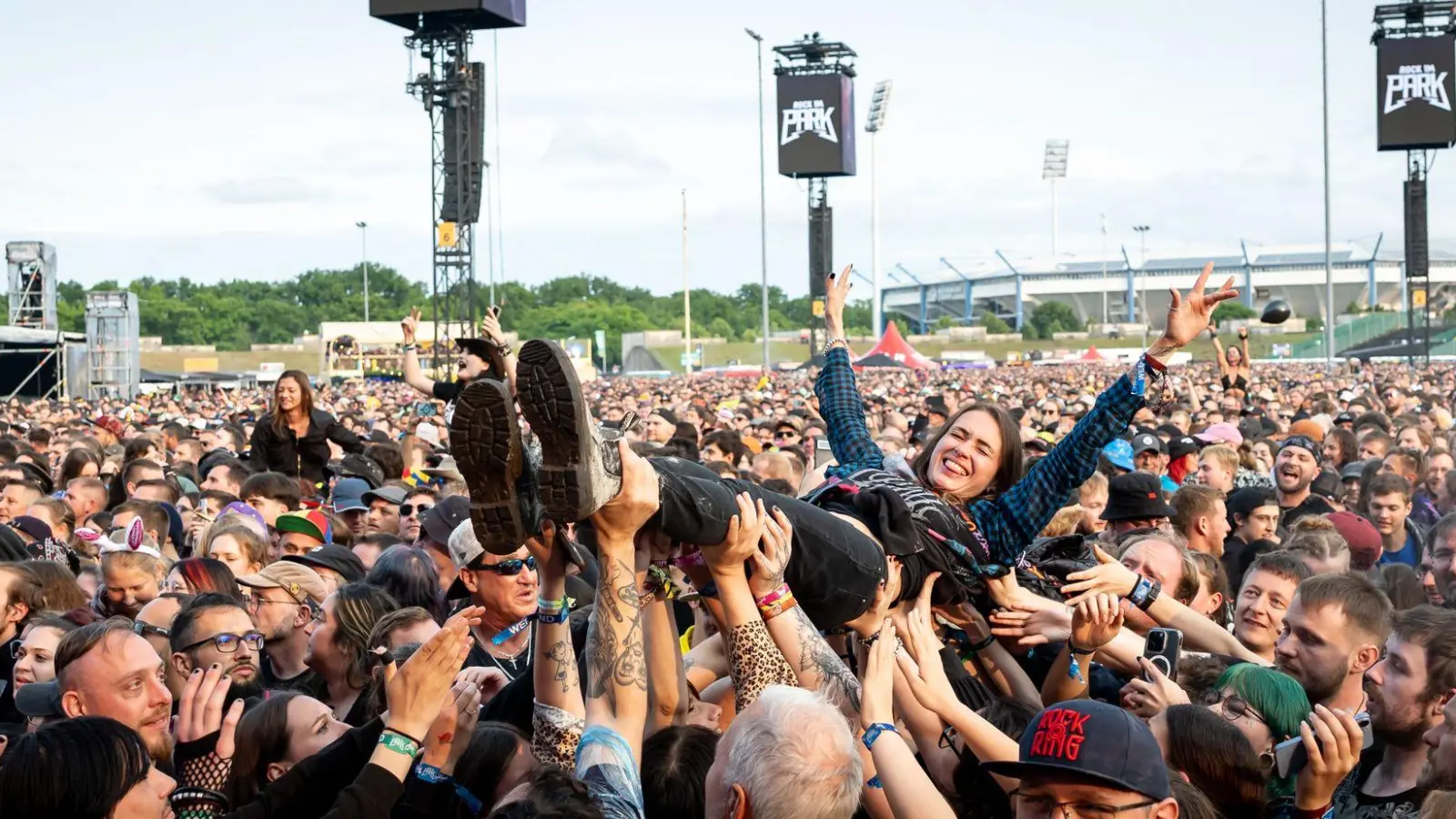 Wie bei der Jubiläumsausgabe 2025 ist Rock im Park in diesem Jahr wieder ausverkauft. (Archivbild) (Bild: Daniel Karmann/dpa)