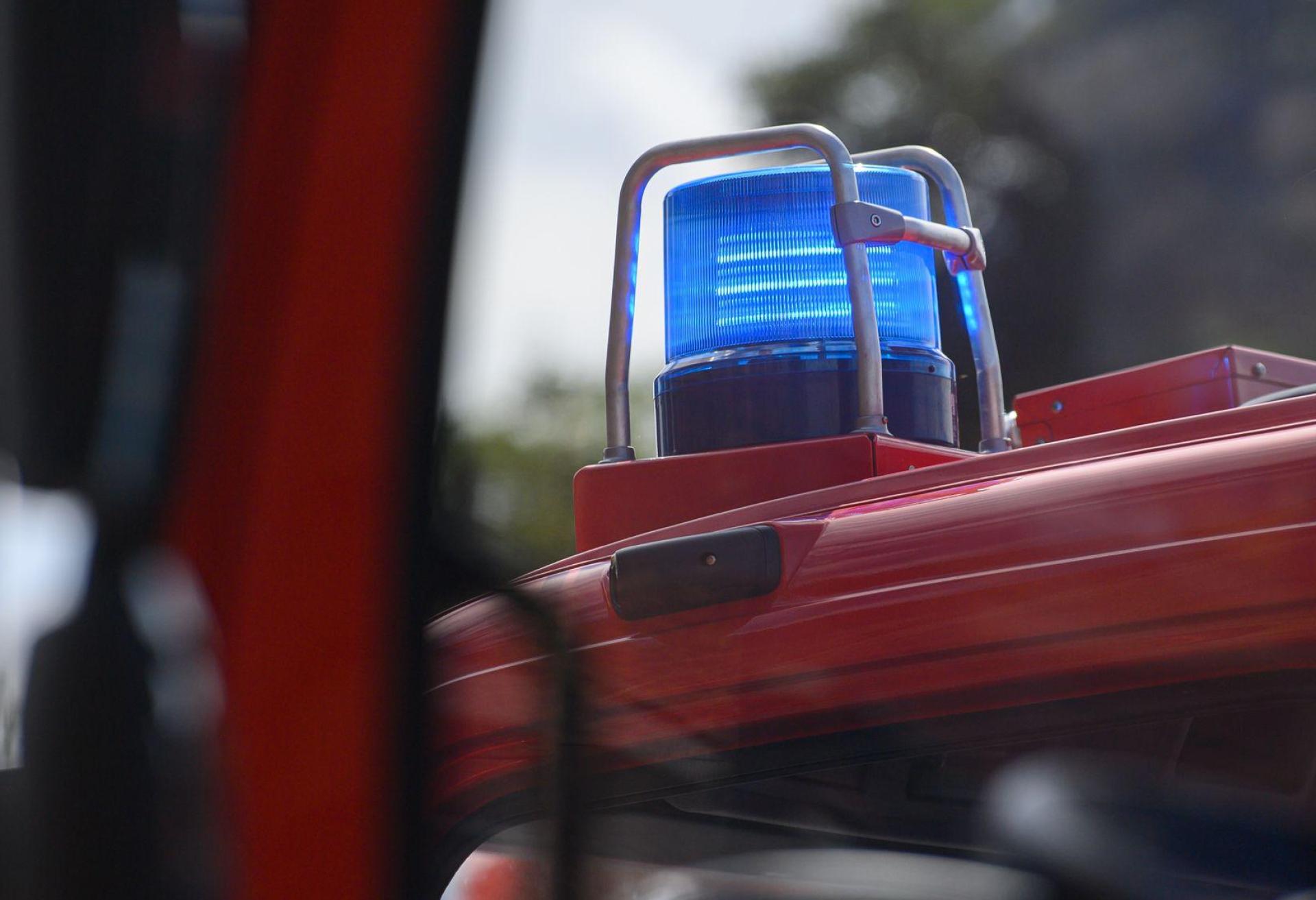 Die brennende Hecke war schnell gelöscht. Dier Polizei ermittelt. (Symbolbild: Robert Michael/dpa)