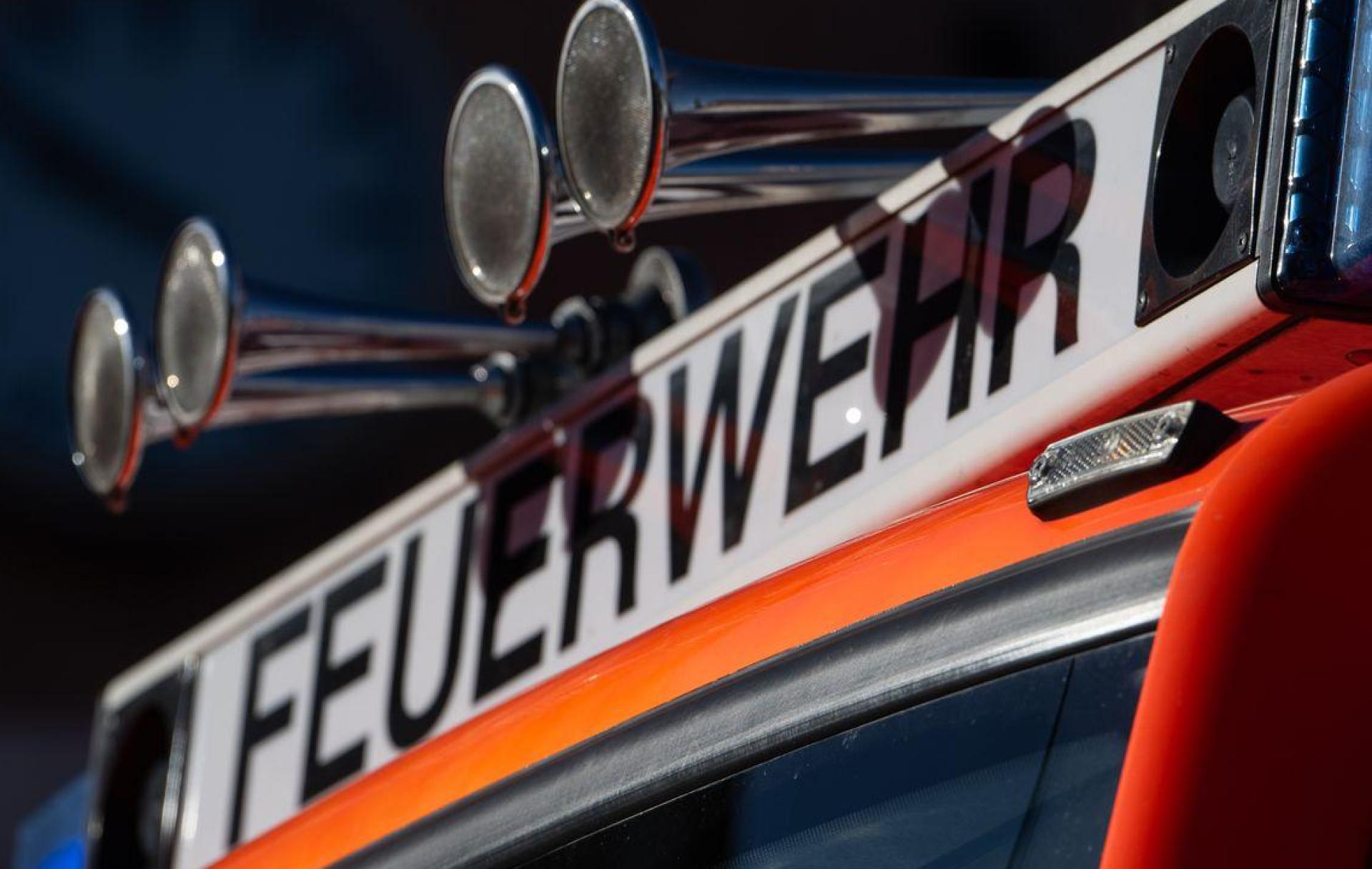 In Regensburg kam es am Samstagabend zu zwei Zimmerbränden. (Symbolbild: Marijan Murat/dpa)