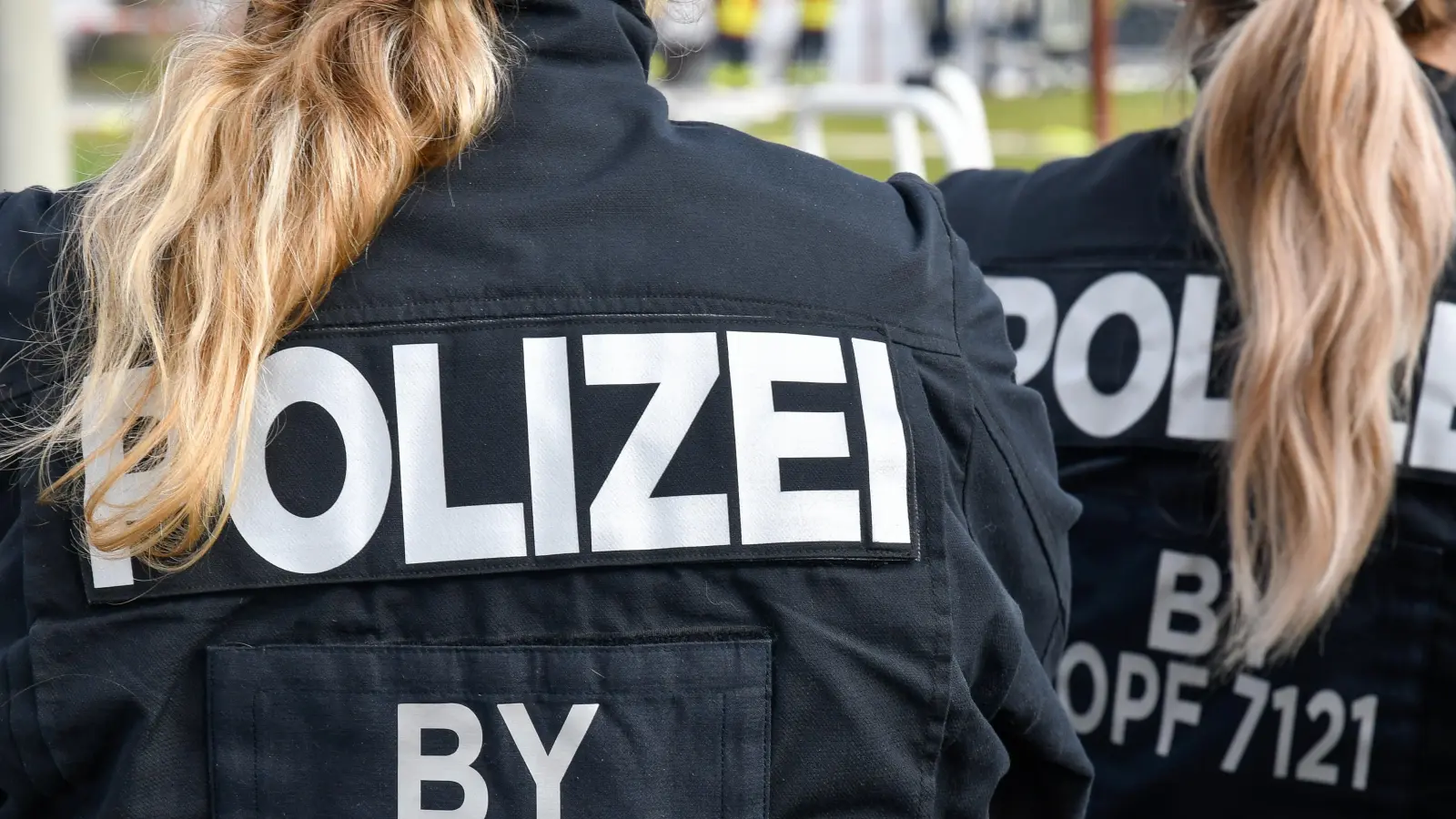 Die Polizei ermittelte zwei von fünf Schlägern auf dem Volksfest in Burglengenfeld. (Symbolbild: Petra Hartl)