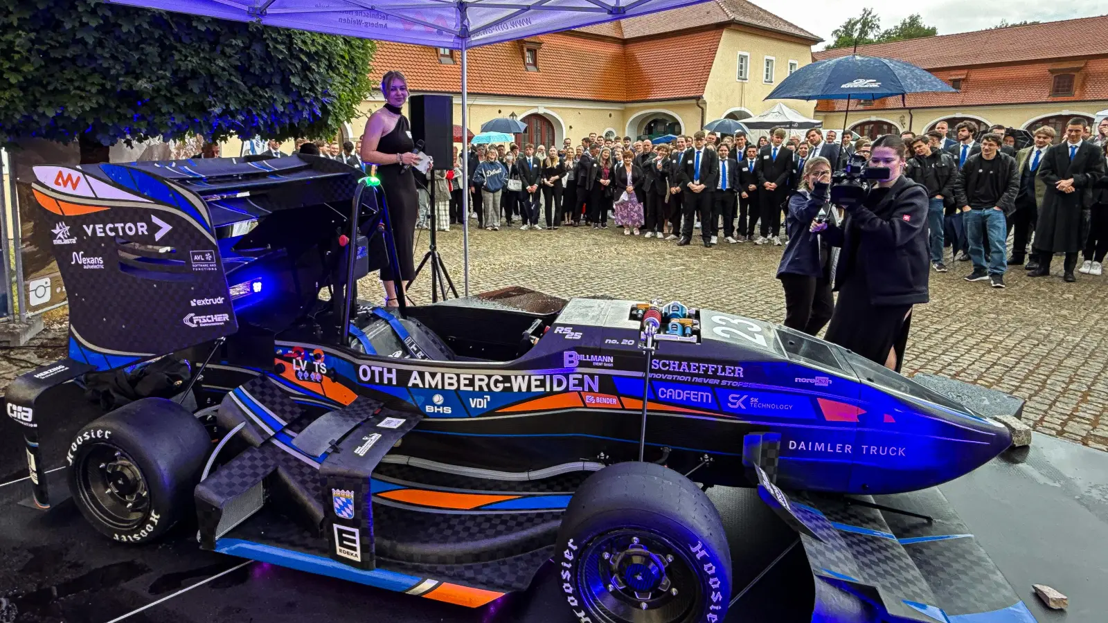 Das Running-Snail-Racing-Team der OTH Amberg-Weiden präsentierte seinen neuesten Rennwagen - den RS25, im Kultur-Schloss Theuern. Es ist bereits der 20. Flitzer, den die engagierten Studierenden in Eigenregie konstruiert, entwickelt und gebaut haben. (Bild: Stephan Huber)