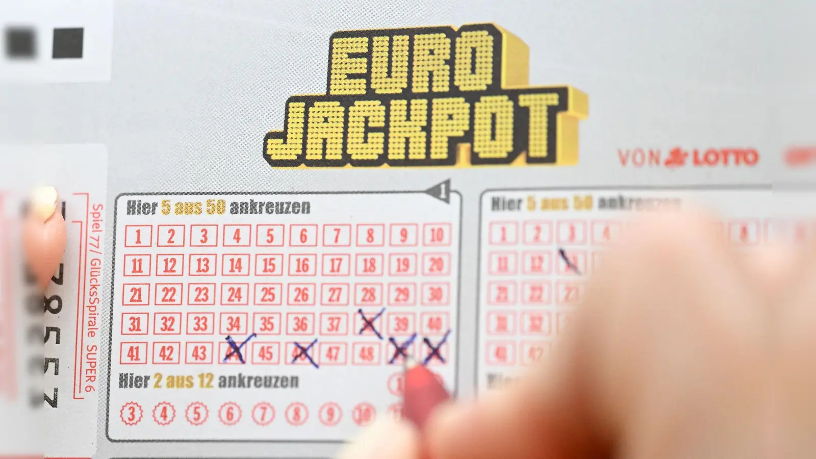 Gleich drei Spielscheine aus Bayern wurden mit den exakt richtigen Zahlen abgegeben. (Symbolbild) (Bild: Bernd Weißbrod/dpa)