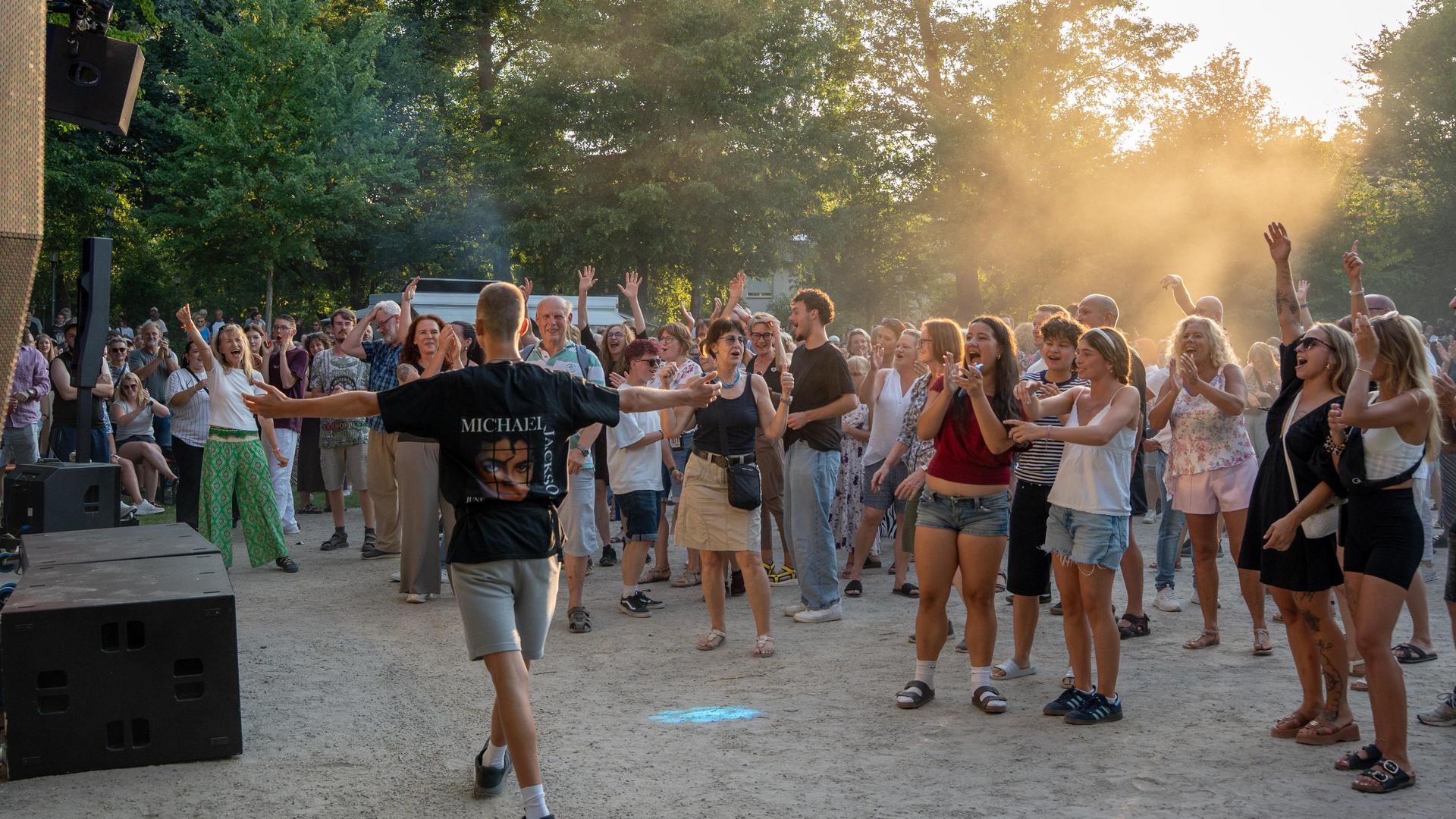DJ Dollar Bill bei den Sommerserenaden im Max-Reger-Park in Weiden 2026. (Bild: Marina Gube)