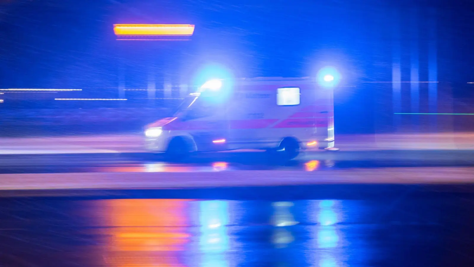 Der 39-Jährige erlag im Krankenhaus seinen schweren Verletzungen. (Symbolbild: Sebastian Gollnow/dpa)
