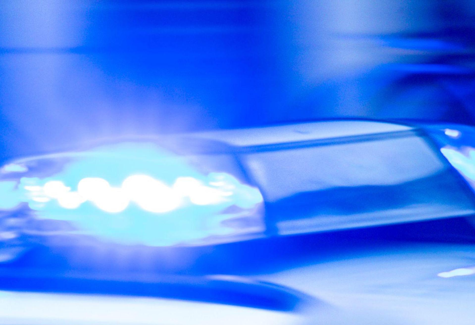 Die Polizisten können kein Grund finden, warum der 19-Jährige vor der Kontrolle geflohen ist.  (Symbolbild: Jens Büttner/dpa)