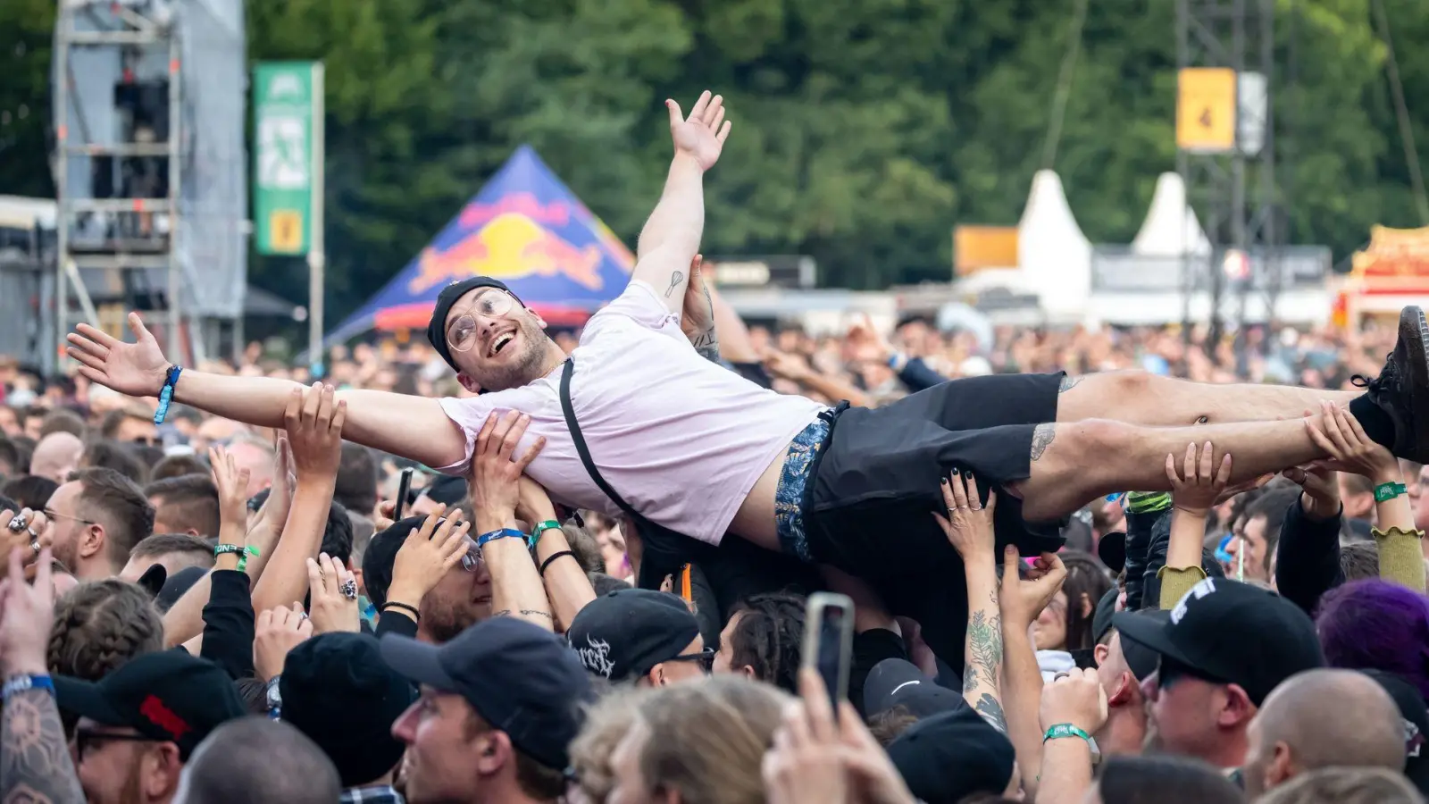 Schon am Donnerstag konnten sich die Musikfans bei Partys auf dem Festivalgelände aufwärmen. (Symbolbild) (Bild: Daniel Karmann/dpa)