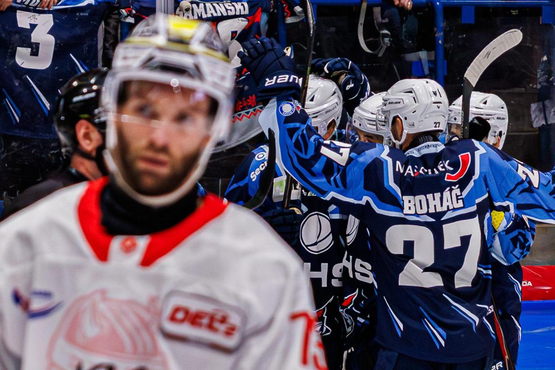 Im Hintergrund bejubeln die Blue Devils einen Treffer gegen den EC Bad Nauheim. Gibt es für die Weidener am Ende der Playdown-Serie ebenfalls etwas zu feiern?  (Archivbild: Werner Moller)