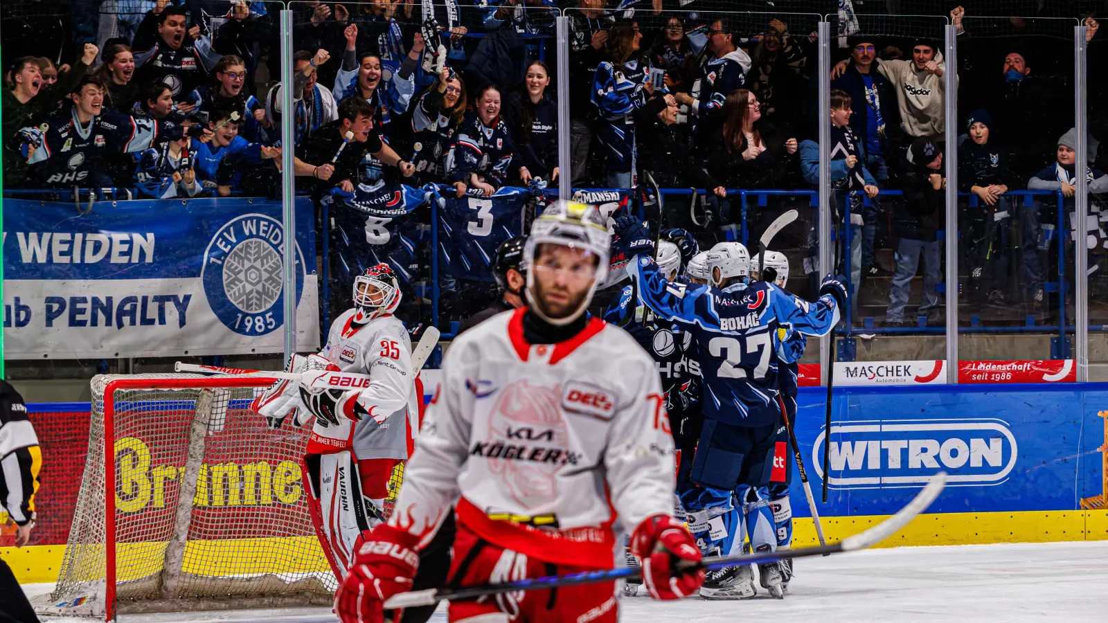 Im Hintergrund bejubeln die Blue Devils einen Treffer gegen den EC Bad Nauheim. Gibt es für die Weidener am Ende der Playdown-Serie ebenfalls etwas zu feiern?  (Archivbild: Werner Moller)