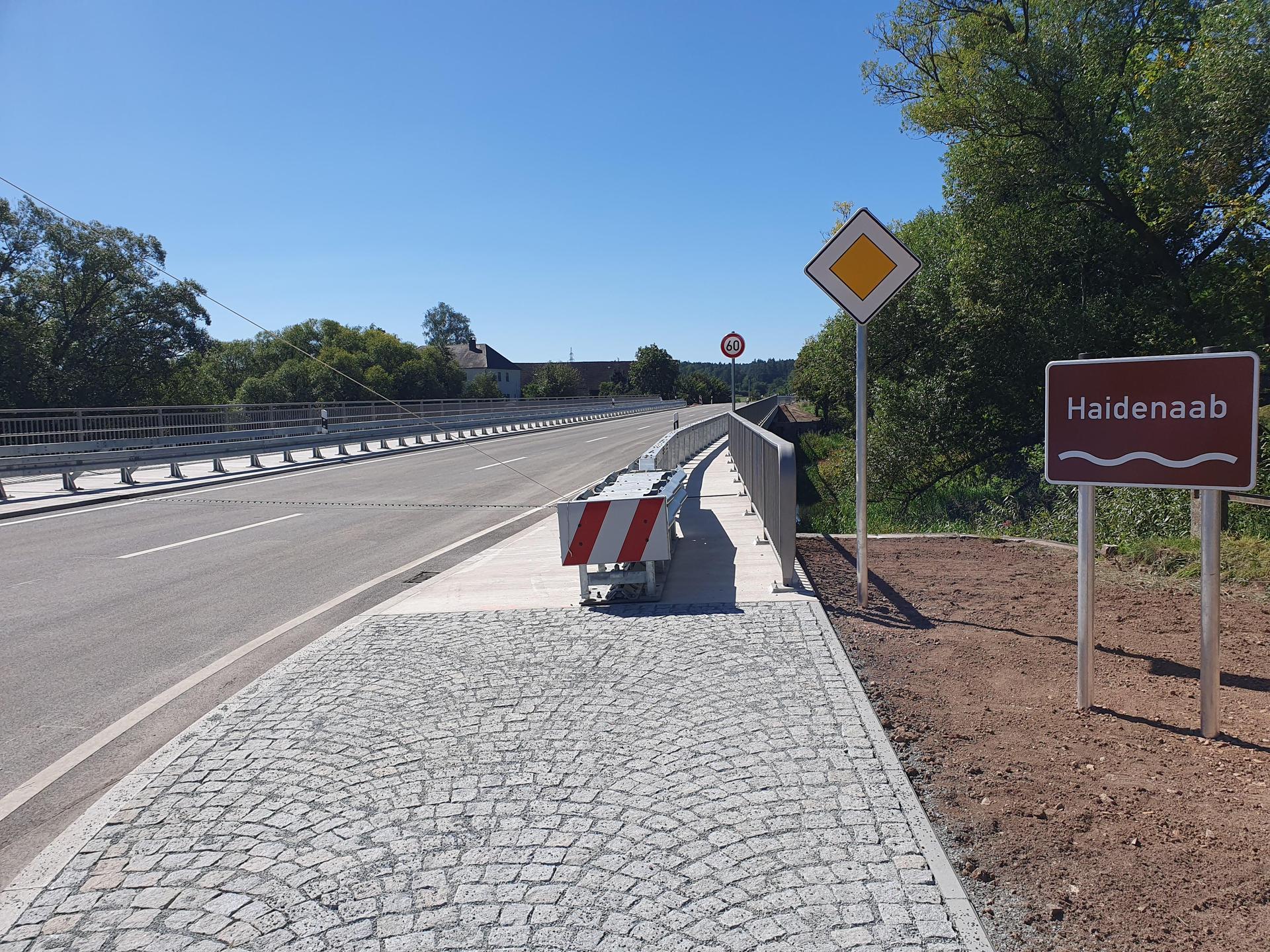 Am Mittwoch, 6. September, gab das Staatliche Bauamt Amberg-Sulzbach die neue Brücke über die Haidenaab frei. (Bild: Lowak)