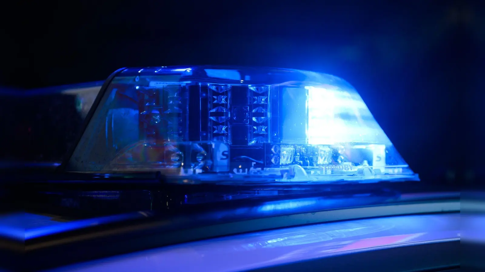 Tödliche Verletzungen erlitt eine Autofahrerin, die am frühen Sonntagmorgen zwischen Eslarn und Waidhaus verunglückte.  (Symbolbild: Julian Stratenschulte/dpa)