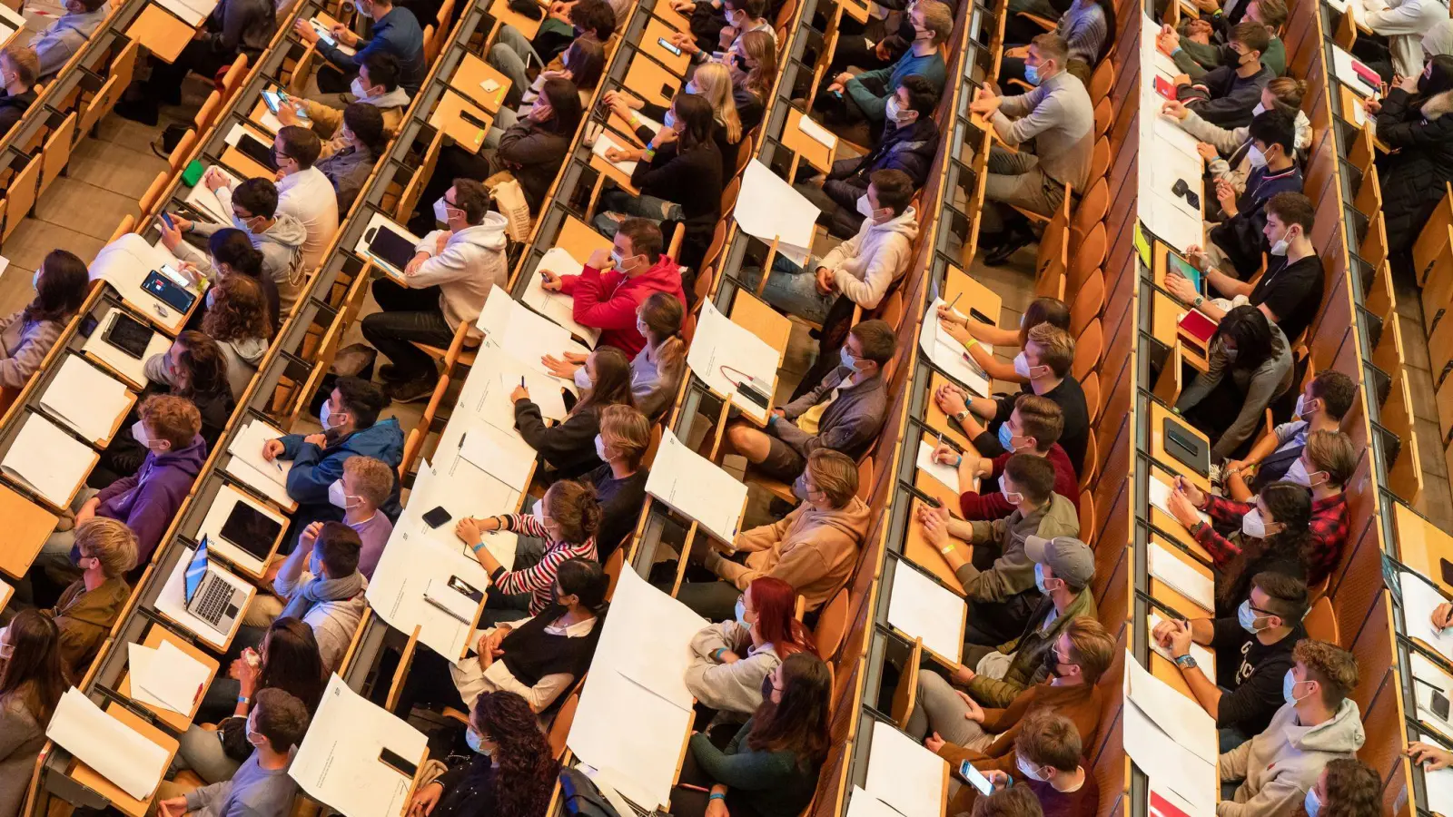 Studieren in Bayern bleibt extrem beliebt. (Archivbild) (Bild: Peter Kneffel/dpa)