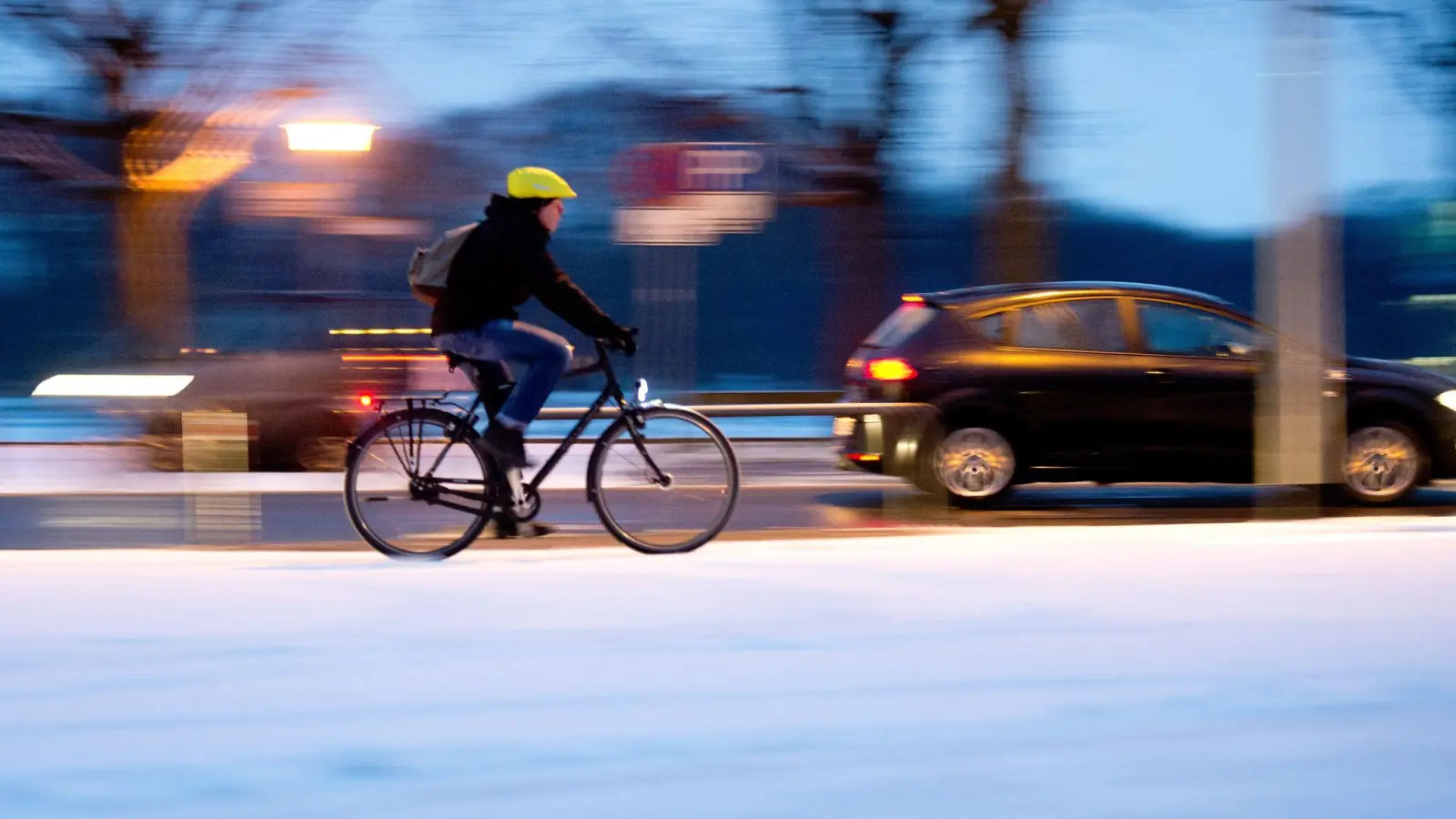 Ein Radfahrer in Weiden wird nach einem Sturz handgreiflich und verletzt einen Fußgänger. Die Polizei ermittelt. (Symbolbild: Julian Stratenschulte/dpa/dpa-tmn)