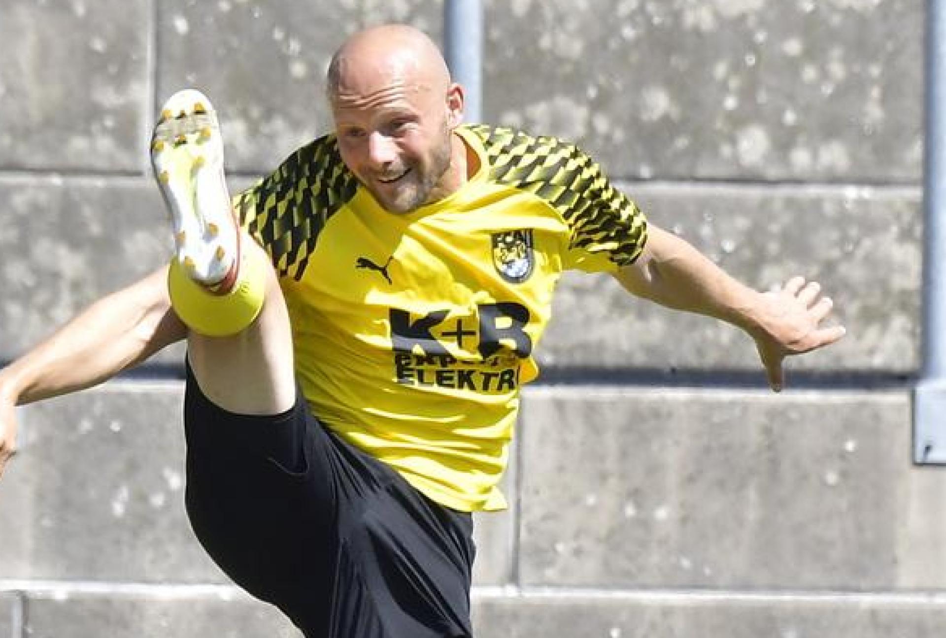 Diese artistischen Einlagen von Friedrich Lieder (links) gibt es ab sofort wieder im Trikot der SpVgg SV Weiden zu bestaunen. (Bild: Hubert Ziegler)