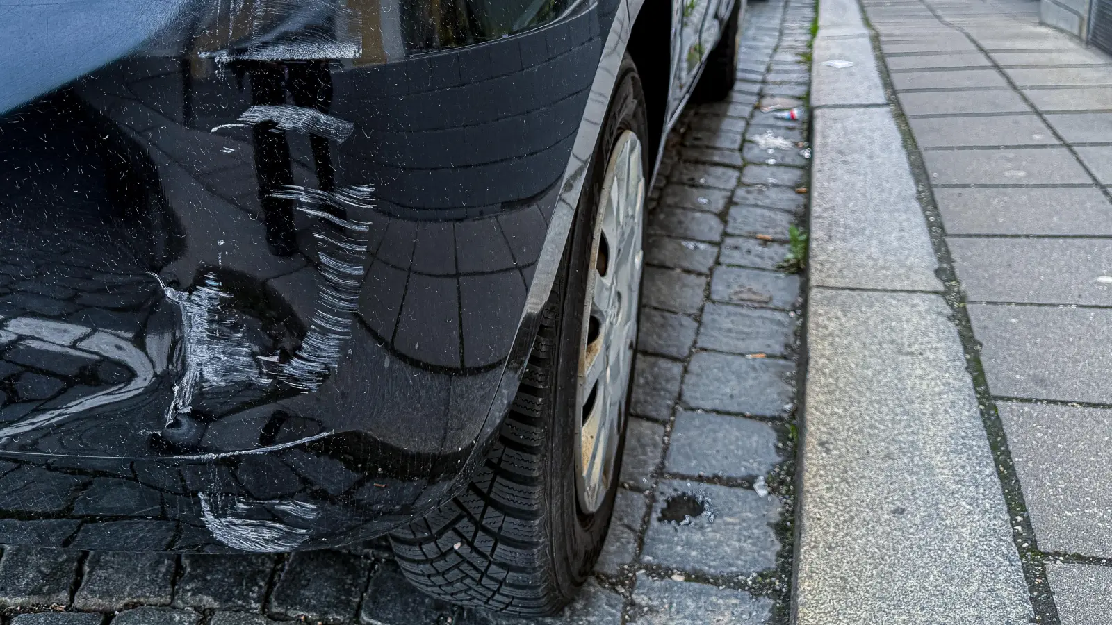 Ein Mann hat in einem Weidener Parkhaus beim Aussteigen ein anderes Auto beschädigt und ist trotz Ansprache davongegangen. Die Polizei ermittelte ihn. (Symbolbild: Stephan Huber)