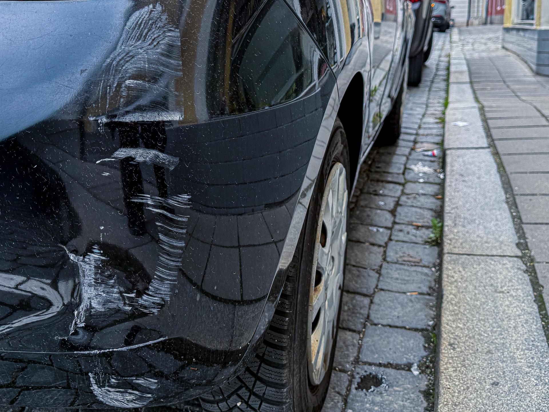 Ein unbekannter Fahrer beschädigt einen schwarzen Mercedes in Pleystein und flüchtet. (Symbolbild: Stephan Huber)