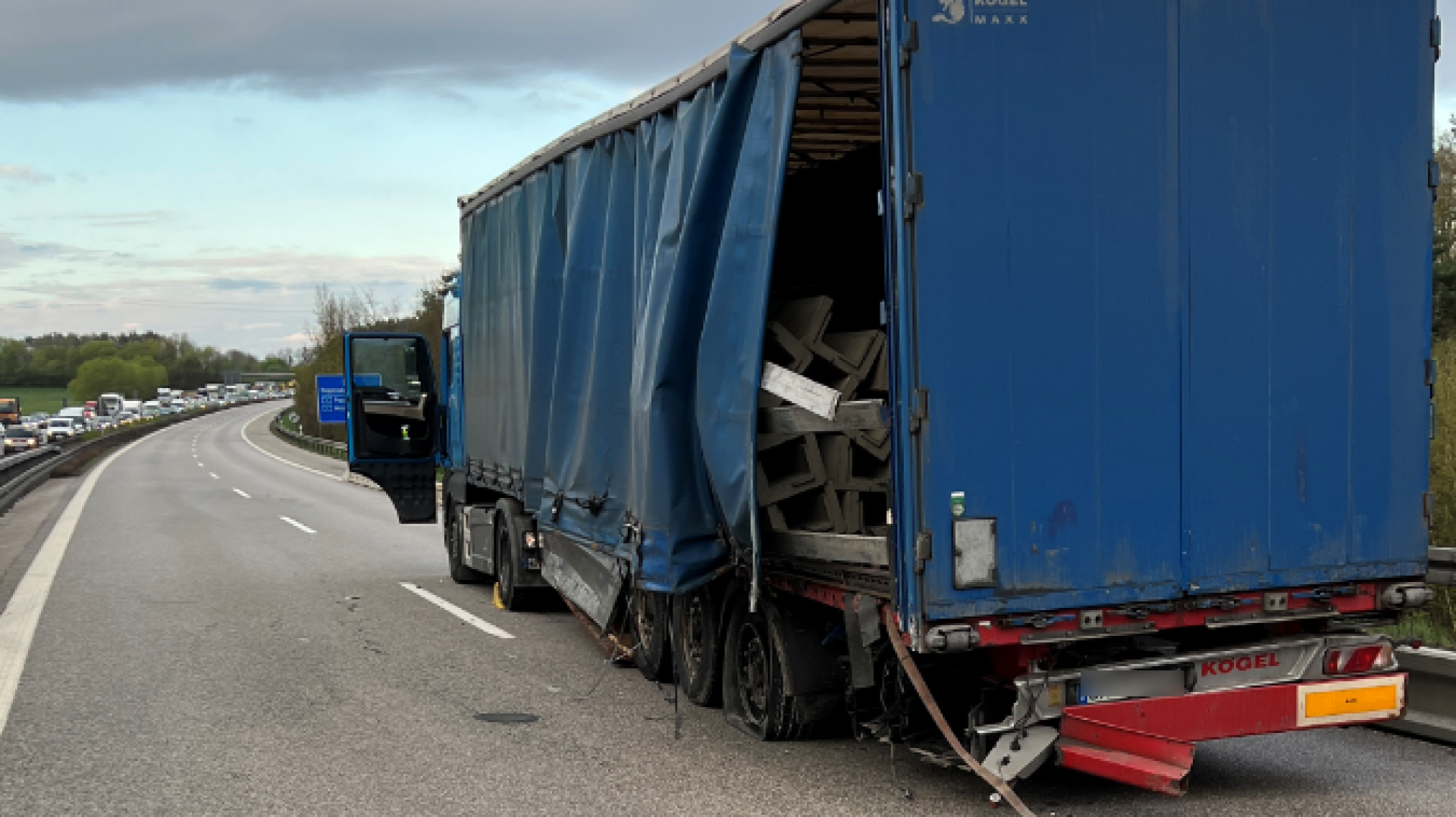 25 Tonnen Betonfertigteile hatte ein Sattelzug aus Thüringen geladen, dessen Fahrer am Dienstag im morgendlichen Verkehr einen Unfall auf der A 93 verursachte.  (Bild: Feuerwehr Teublitz/Feuerwehr Ponholz/exb)