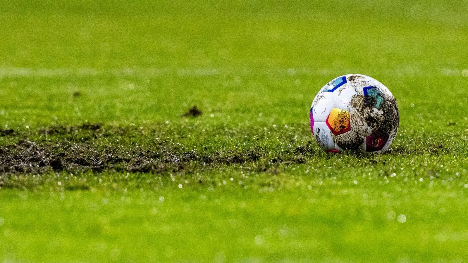 Ein Auto war auf dem Spielfeld des SV Störnstein unterwegs.  (Symbolbild: David Inderlied/dpa)