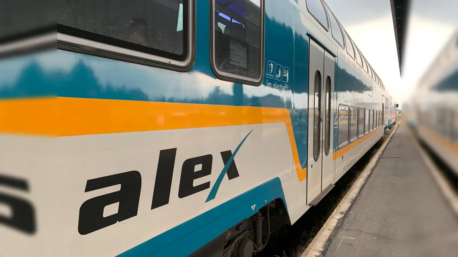 Auf der Strecke Hof – Schwandorf entfallen laut Länderbahn ab Samstag alle Alex-Verbindungen der Linie RE 2. Ab Marktredwitz werde ein Schienenersatzverkehr eingerichtet. (Archivbild: Gabi Schönberger)